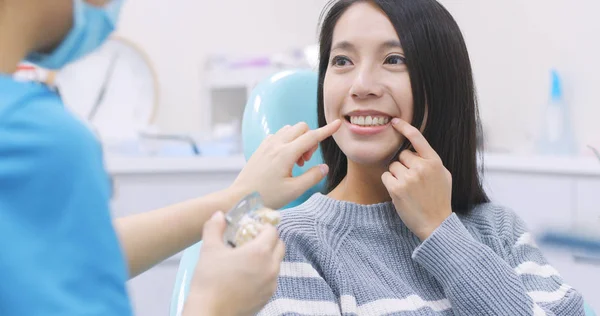 Mulher Conversa Com Dentista Clínica Odontológica — Fotografia de Stock