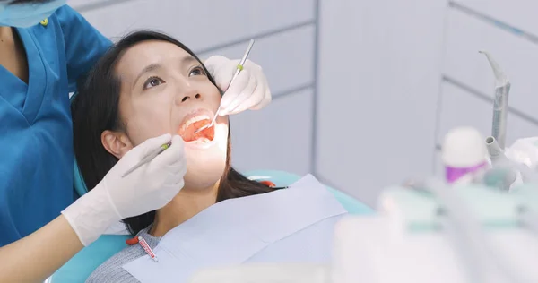 Врач Проводит Обследование Зубов Пациенту — стоковое фото