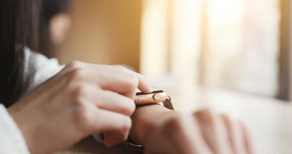 Woman Using Smart Watch Coffee Shop — Stock Photo, Image