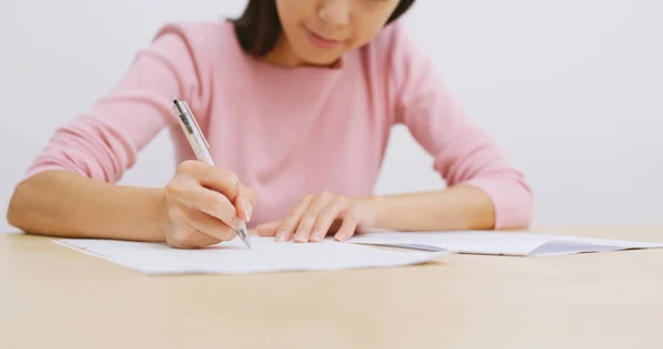 Φοιτητής Τίναγμα Στυλό Όταν Σκεφτόμαστε Πρόβλημα Σχετικά Την Εργασία Της — Φωτογραφία Αρχείου