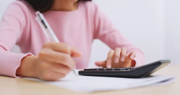 Mujer Usando Calculadora Escribiendo Papel — Foto de Stock