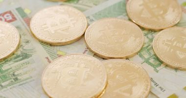 Bitcoins ve Hong Kong banknotlar 