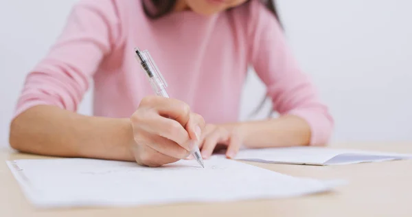 Kvinna Studie Hemma Och Känsla Stress Palm Svettning — Stockfoto