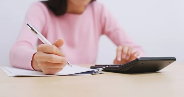 Frau Benutzt Taschenrechner Und Schreibt Auf Papier — Stockfoto