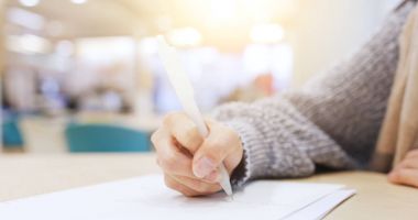 Öğrenci çalışma kütüphanede yakın çekim 