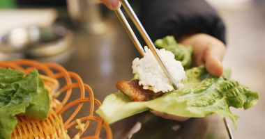 Marul Restoran ızgara Kore et sarma kadın 