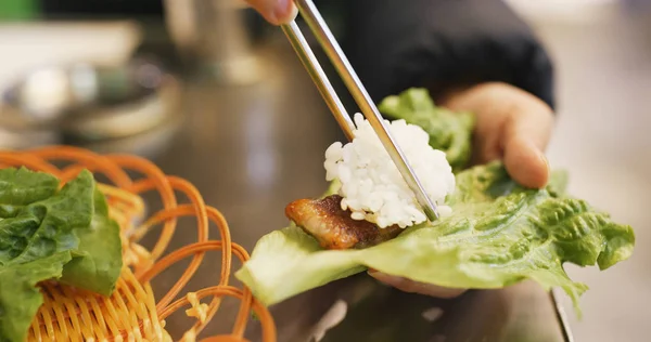 Étterem Saláta Grillezett Koreai Húst Csomagolás — Stock Fotó