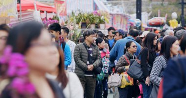 Victoria Parkı, Hong Kong - 13 Şubat, 2018: Çin yeni yılı Fuar yürüyüş insanların kalabalık 