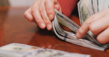 Eller yukarı yakın USD tarafından sayma 