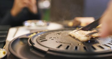 Restoranda geleneksel Korece Barbekü 