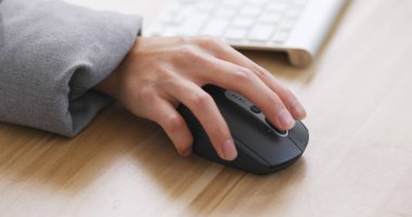 Bilgisayarda çalışan kadın yakın çekim