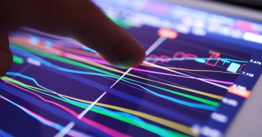 Borsa grafik ve dijital tablet üzerinde gösterilen bilgileri 