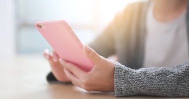 cep telefonu evde kullanan kadın 