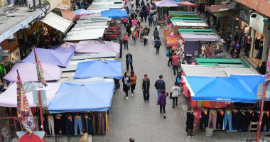 Mong Kok, Hong Kong - 28 Şubat, 2018: Hong Kong şehir sokak, durak, açık 