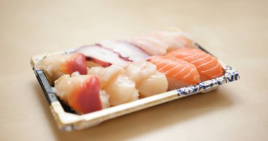 Suşi almak uzak yakın çekim 