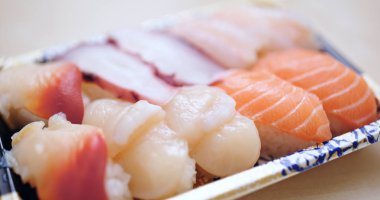 Suşi almak uzak yakın çekim 