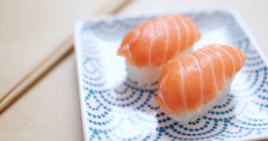 Plaka üzerinde taze Çiğ somon 