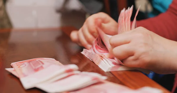 Counting Chinese Paper Banknotes — Stock Photo, Image