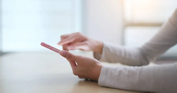 Vrouw Die Thuis Mobiele Telefoon Gebruikt — Stockfoto