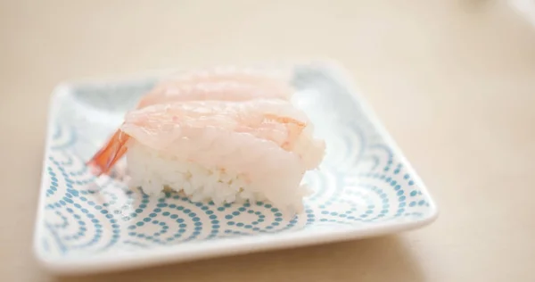 皿の上の海老寿司をクローズ アップ — ストック写真