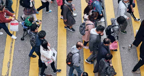 Mong Kok Hongkong Hongkong Lutego 2018 Widok Ludzi Przez Jezdnię — Zdjęcie stockowe