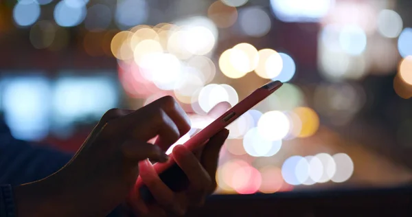 Женщина Работающая Мобильном Телефоне Над Городским Трафиком Ночью — стоковое фото