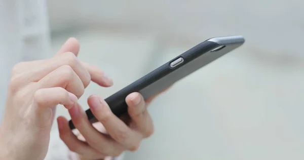 Vrouw Met Mobiele Telefoon — Stockfoto