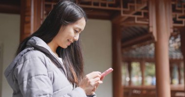 Asyalı kadın cep telefonuyla Çin 