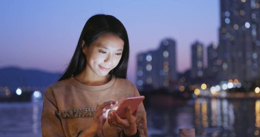 cep telefonuyla şehirde gece kadın 