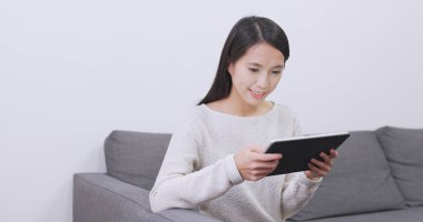 evde tablet bilgisayar kullanan kadın 