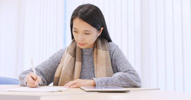 Öğrenci Kütüphanesi'nde gözden geçirme yapıyor 