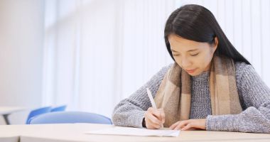 Not yazma ve Kütüphane revizyonunda yapıyor öğrenci 