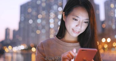 cep telefonuyla şehirde gece kadın 