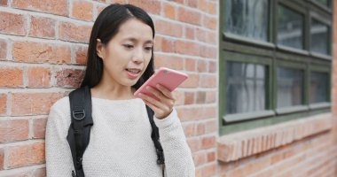 Öğrenci kadın Üniversitesi kampus içinde cep telefonunda sesli mesaj gönderme 
