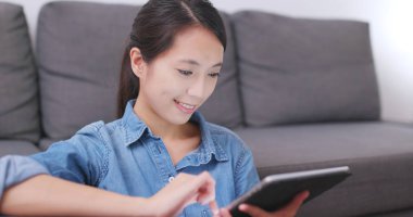 Evde dijital tablet bilgisayar kullanan kadın 