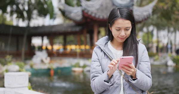 Mujer Usando Smartphone Jardín Chino — Foto de Stock