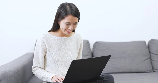 Vrouw Werkt Laptop Computer — Stockfoto