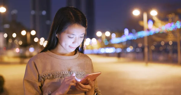 Asijské Žena Pomocí Smartphone Městě Noci — Stock fotografie
