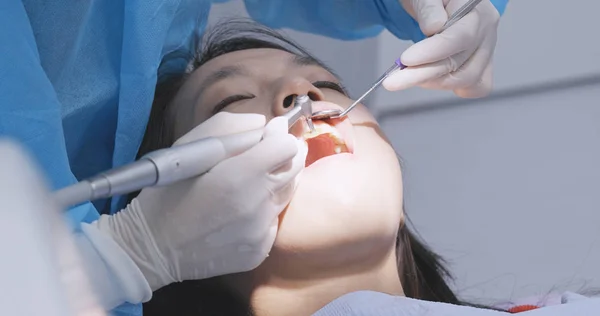 아시아 여자는 치과에서 치아의 체크를 받아야 — 스톡 사진