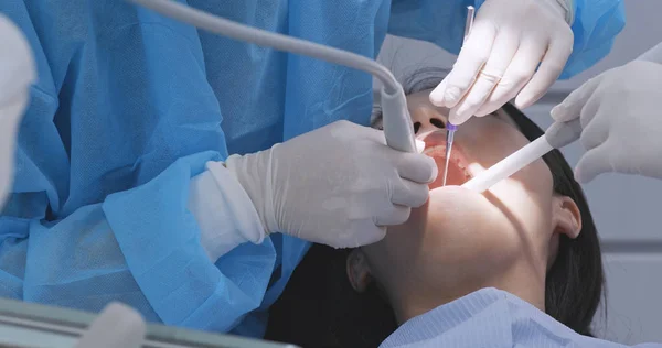 アジアの女性を歯科医院で歯のチェックを受ける — ストック写真