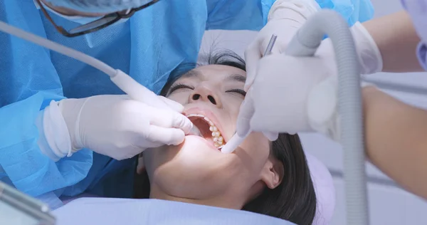 Dentista Examina Dentes Paciente — Fotografia de Stock