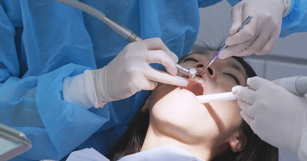 Patiënt Tandheelkundige Stoel Met Tandheelkundige Behandeling — Stockfoto