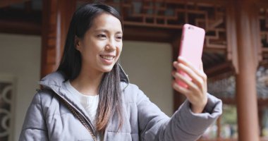 Çin'de cep telefonu üzerinde canlı akışı yapma kadın 