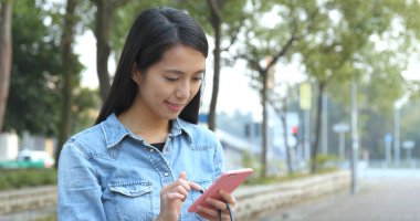 Şehirde cep telefonu kullanan kadın 