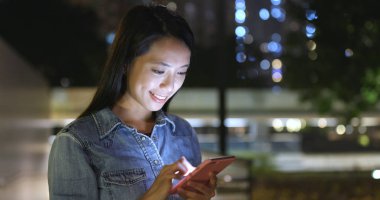 cep telefonuyla şehirde gece kadın 