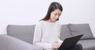 Dizüstü bilgisayarda çalışan kadın 