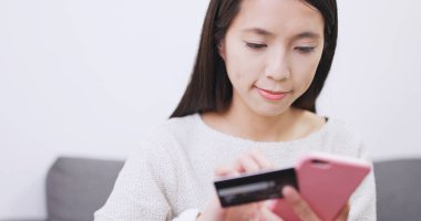 Cep telefonu evde alışveriş kadın 