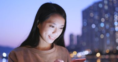 cep telefonuyla şehirde gece kadın 