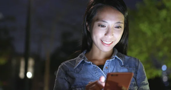 Mulher Jovem Usando Telefone Celular Paisagem Urbana Noite — Fotografia de Stock