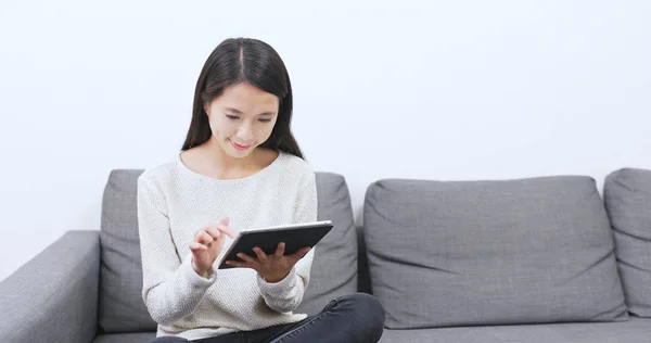 Mujer Leer Tableta — Foto de Stock